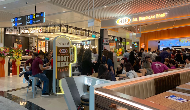 The crowds had already started flocking to A&W in the early afternoon. Photo: Coconuts Media