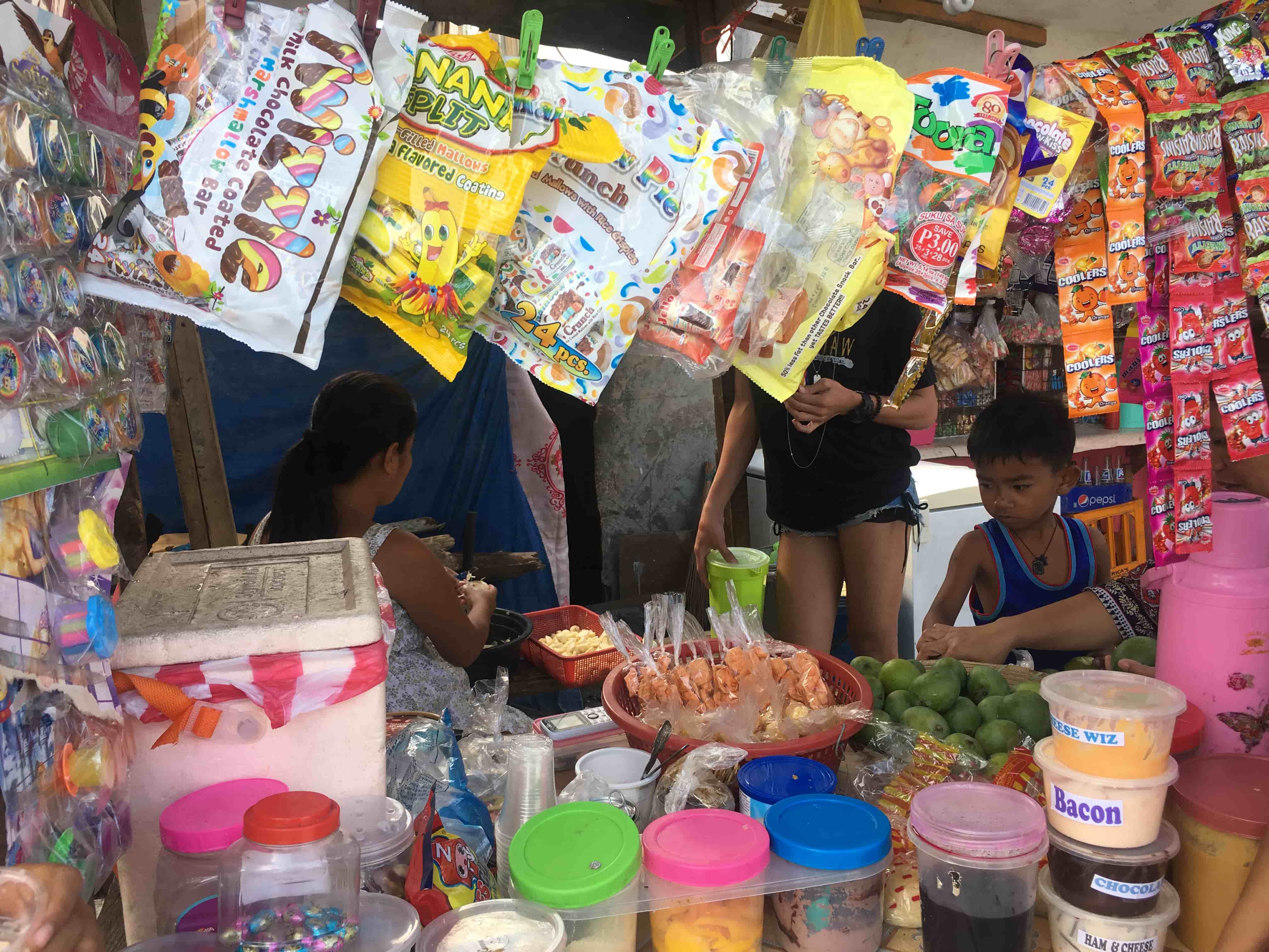 A corner store in Baseco selling goods in plastic packaging. (Photo: Therese Reyes/Coconuts) 