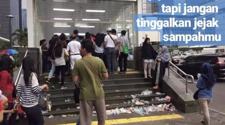 Garbage piling up at the entrance of Bundaran HI MRT Station in Central Jakarta. Photo: Instagram/@koalisipejalankaki