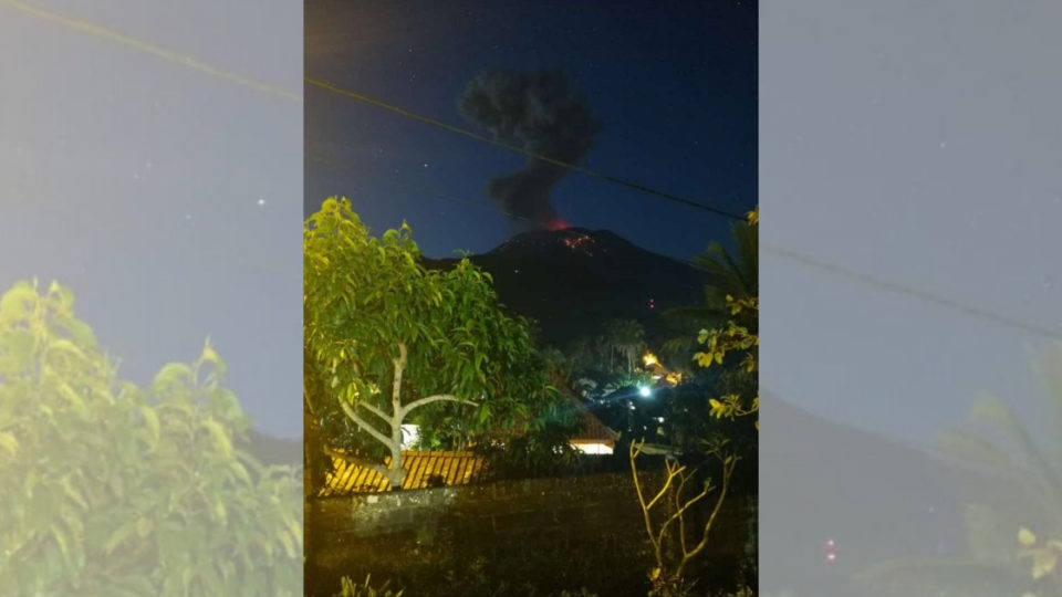 Bali’s Mount Agung volcano erupted again twice on Sunday, April 21, one early in the morning and another later in the evening. Photo: Twitter/@Sutopo_PN