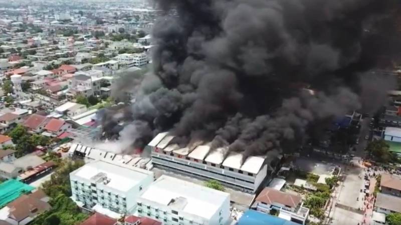Thick smoke over Bangkok’s Lat Phrao district. Screenshot: JS100/ Twitter