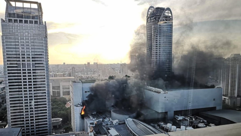 A photo taken at 6pm from across the street of CentralWorld. Photo: Sahinop / Twitter
