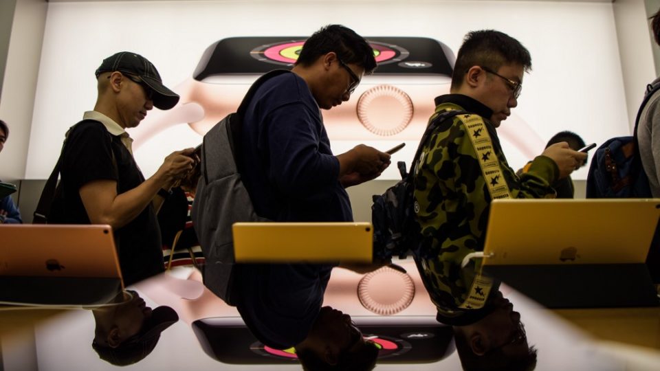 Customers queue at an Apple store in Hong Kong in 2017. Photo via AFP.