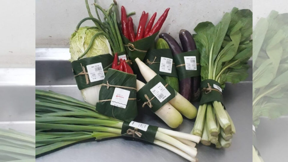 A Bali supermarket chain, Bintang Supermarket, recently switched from using plastic bags to banana leaves to wrap their vegetables. Photo: Facebook/Bintang Supermarket