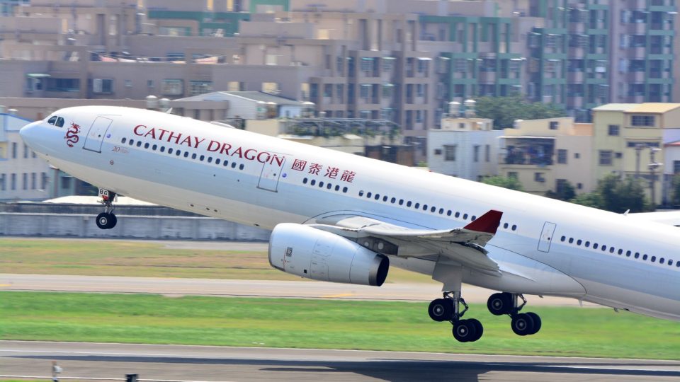 A Cathay Dragon jet takes off in 2017. A Cathay Dragon flight from Taiwan to Hong Kong was forced to make an emergency landing today after experiencing a technical issue with one engine. Photo via Flickr/Chung ChengYen.