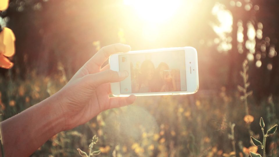 Stop posting your vacation selfies! Photo: Mink Mingle/Unsplash