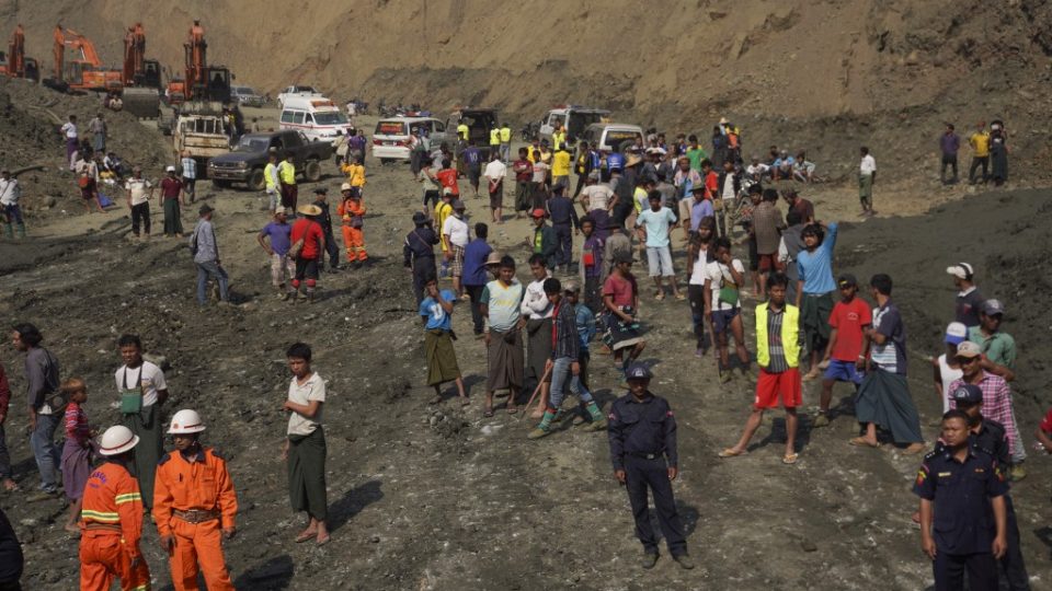 Search and rescue personnel and locals gather at a jade mine following a landslide in Hpakant, Kachin state, on April 23, 2019. More than 50 people were feared dead after a landslide in northern Myanmar engulfed jade miners while they were sleeping, local police said. (Photo by stringer / AFP)