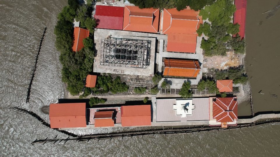 This aerial photo taken on March 9, 2019 shows a view of a Buddhist temple isolated by coastal erosion in Samut Chin village, off the shore of Samut Prakan. – A Buddhist temple in Thailand now lost in the middle of the sea became a symbol of coastal erosion… but locals place their hopes in the replanting of mangrove. Jonathan Klein / AFP
