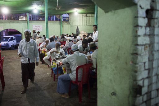 Myanmar Muslims break their fast at a mosque during the holy month of Ramadan in Yangon on June 1, 2018. – Muslims throughout the world are marking the month of Ramadan, the holiest month in the Islamic calendar during which devotees fast from dawn until dusk. (Photo by Ye Aung THU / AFP)