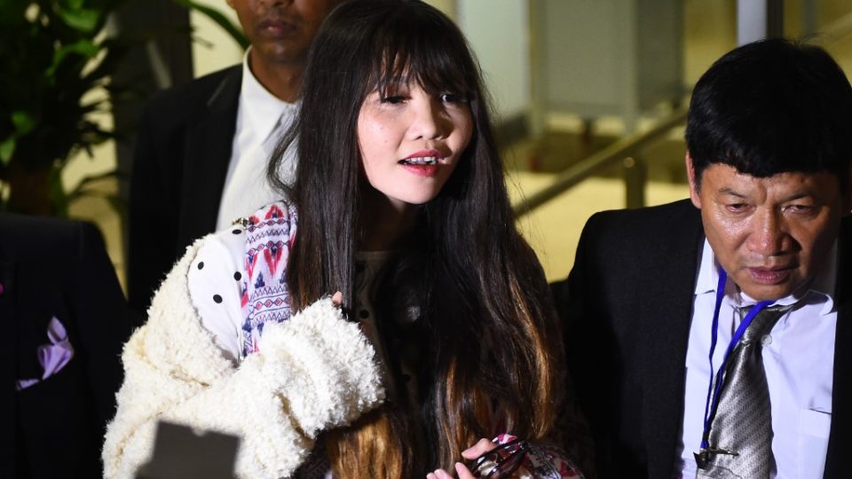 Vietnamese national Doan Thi Huong (C) speaks to journalists as she arrives in Hanoi on May 3, 2019, following her release from a Malaysian prison after charges that she was involved in the murder of Kim Jong Nam, the half-brother of North Korean leader Kim Jong Un, were withdrawn. (Photo by Nhac NGUYEN / AFP)