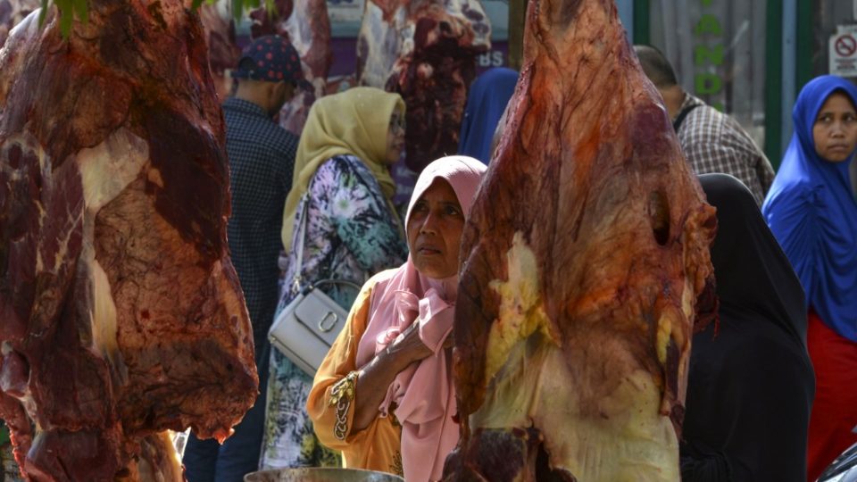 This picture taken on May 4, 2019 shows an Acehnese woman shopping for meat at a traditional market in Banda Aceh to welcome the holy month of Ramadan. – From cleaning up relatives’ graves to eating meat together to colourful street parade and rituals, millions of Indonesians are getting ready to welcome the holy month of Ramadan. (Photo by CHAIDEER MAHYUDDIN / AFP)
