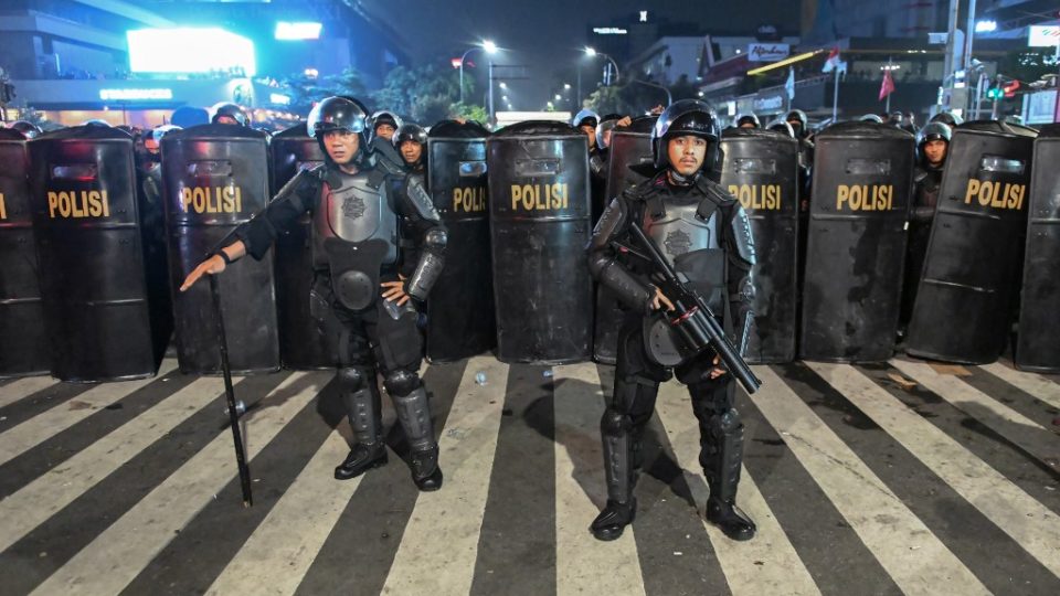 Indonesian police officers stand lined up before dispersing protesters during a demonstration outside the Elections Oversight Body (Bawaslu) in Jakarta on May 22, 2019. – Heavily armed Indonesian troops were on high alert amid fears of civil unrest in the capital Jakarta, as the surprise early announcement of official election results handed Joko Widodo another term as leader of the world’s third-biggest democracy. (Photo by BAY ISMOYO / AFP)