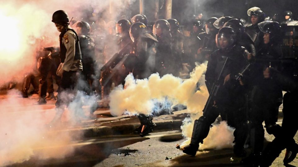 Indonesian police shoot tear gas to disperse protesters during a demonstration outside the Elections Oversight Body (Bawaslu) in Jakarta on May 22, 2019. – Heavily armed Indonesian troops were on high alert amid fears of civil unrest in the capital Jakarta, as the surprise early announcement of official election results handed Joko Widodo another term as leader of the world’s third-biggest democracy. (Photo by BAY ISMOYO / AFP)