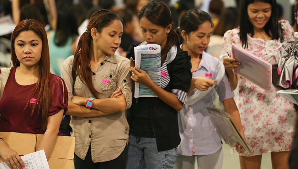 Filipinos lining up at a job fair in a Pasay City mall. Photo: Jonathan Cellona/ABS-CBN News