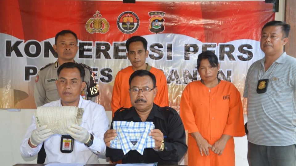 40-year-old I Wayan Artana and 44-year-old Ni Nengah Widnyani were caught by residents of Tabanan’s Bongan village in early May as they were stealing ducklings. Photo: Polres Tabanan / Facebook