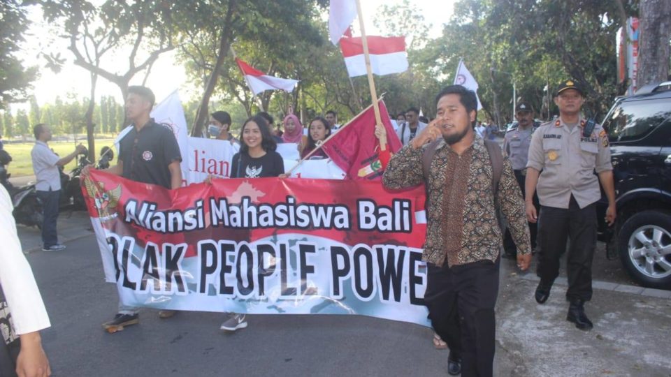 Dozens of college students in Bali gathered in Denpasar on Tuesday to represent a coalition of student alliances staging a protest rejecting the “people power” movement that’s brewing in the Indonesian capital of Jakarta. Photo: Humas Polda Bali / Facebook