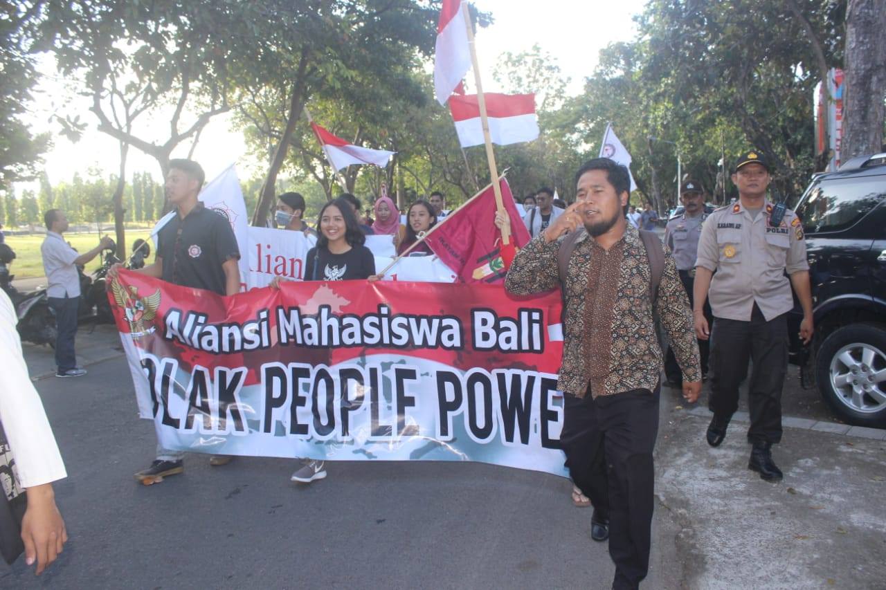 Bali students stage protest in Denpasar rejecting Prabowo supporters ...