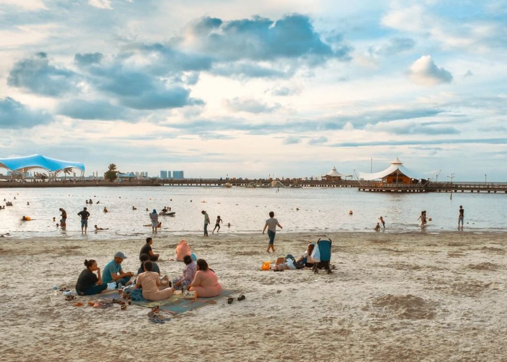 A beach in Ancol, North Jakarta. Photo: Instagram/@ancoltamanimpian