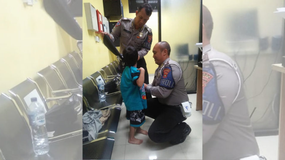 Badung Police has been taking care of Karina’s 4-year-old son at the station. Photo: Satuan Lantas Mangupura / Facebook