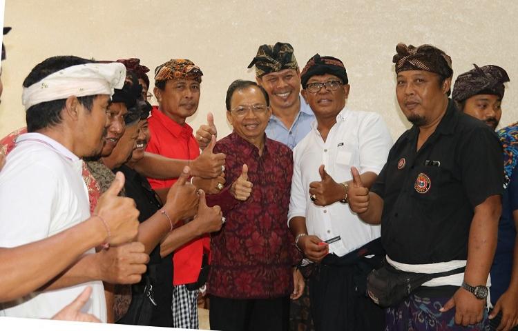 Bali Governor I Wayan Koster said he will soon issue a regulation to organize the operations of conventional and online taxi companies on the island. Photo : Bali Provincial Government