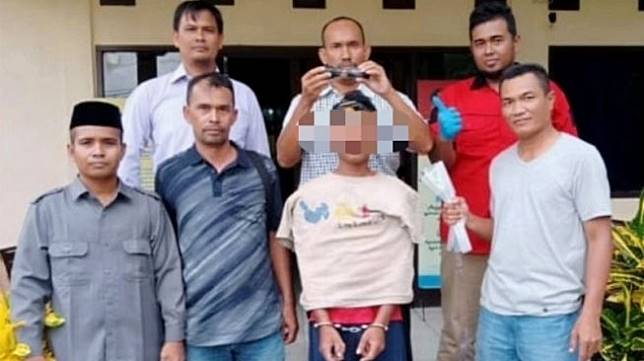 Law enforcers in West Aceh apprehending a man who allegedly terrorized a mosque, saying he was frustrated its loudpseakers were keeping him up every night. Photo: Istimewa
