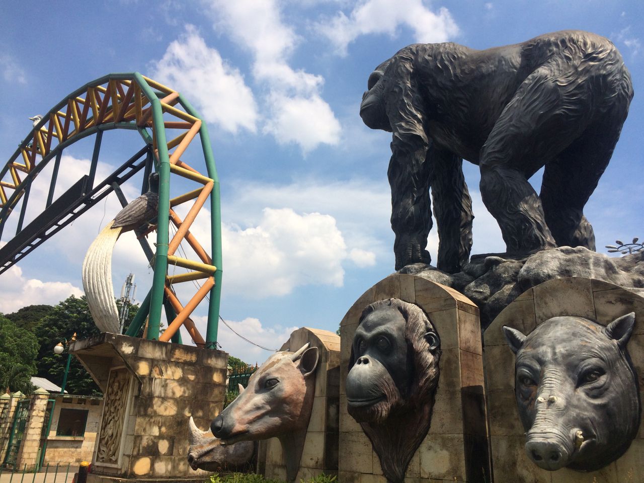 Ragunan Zoo entrance. Photo: Nadia Vetta Hamid/Coconuts Media