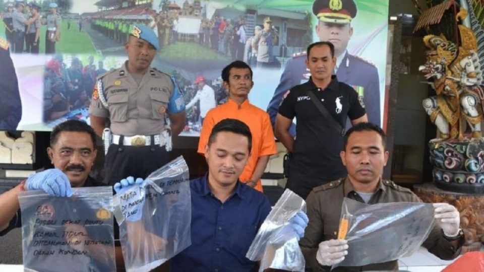 The stabbing suspect, 29-year-old I Gede Suartama (in prison uniform) was shown during a press conference at Sukawati Police on Thursday, May 9. Photo: Istimewa