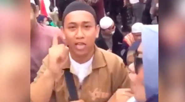 A screenshot of a video uploaded by Ina Yuniarti, in which treason suspect Hermawan Susanto says he wants to decapitate President Joko Widodo. Photo: Youtube screengrab