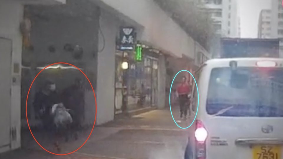 Two robbers (circled in red) being pursued by one of three people (circled in blue) after attacking a man and stealing his backpack which contained HK$4 million. Screengrab via Apple Daily video.