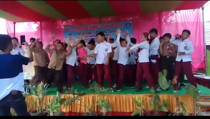 Screenshot of the viral “Joget Remix” video featuring students from State Elementary School (SDN) 1 Padangcahya, in the Balikbukit District of West Lampung, Screenshot: 
Berbagi Video / Facebook