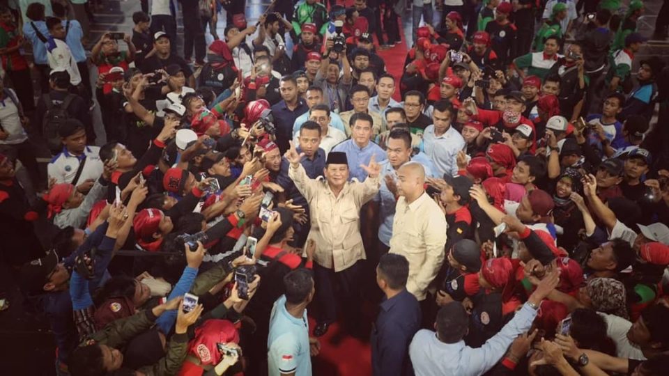 Gerindra chairman Prabowo Subianto with supporters. Photo: @indonesiaadilmakmur / Instagram
