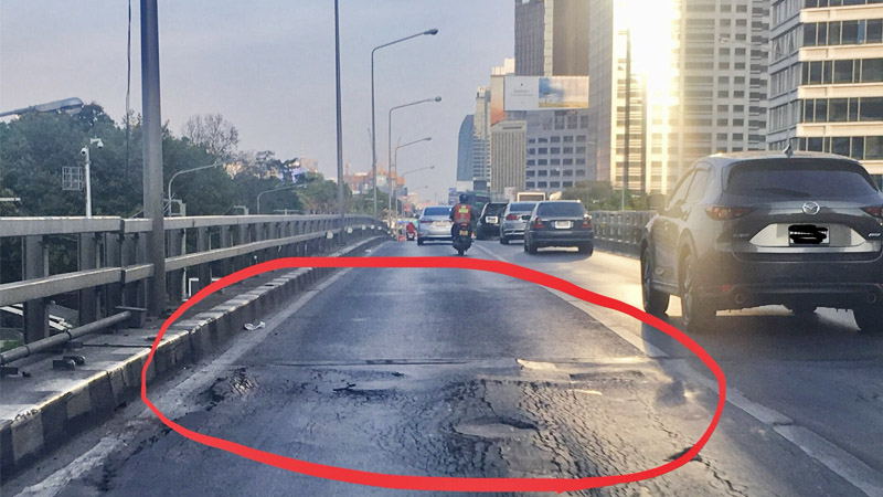 Cracks are visible on a portion of the Thai-Japanese Friendship Bridge on Rama IV Road in Bangkok. Photo: Khanramindra / Twitter 

