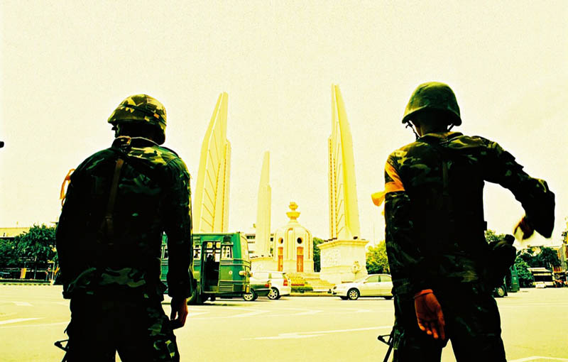 Soldiers guard the Democracy Monument in Bangkok following the September 2006 coup. Photo: Pittaya / Flickr