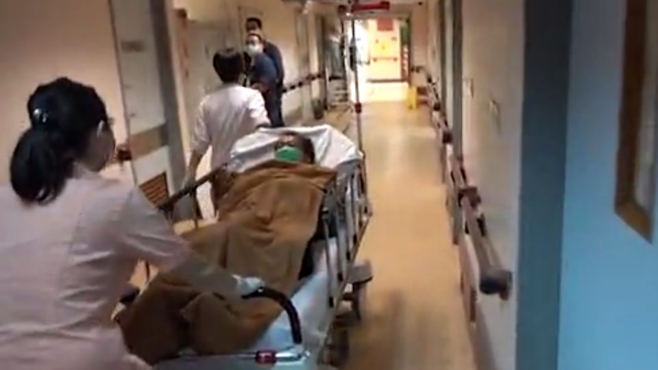 A man is rushed to threatment after having the tip of his thumb bitten off in an MTR train brawl last June. Screengrab via Apple Daily.