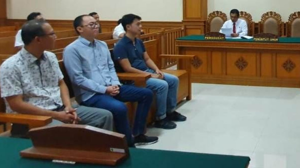 The three unlicensed tour guides during their sentencing hearing at Gianyar District Court, Wednesday. Photo: Istimewa