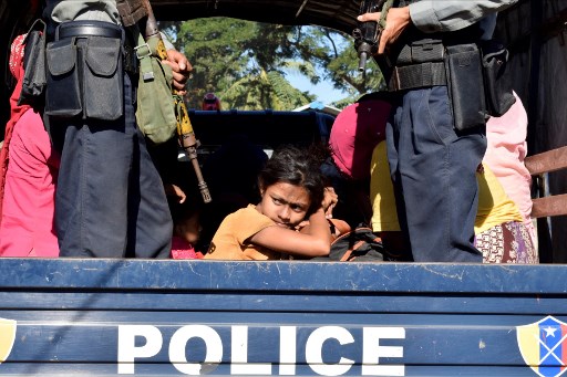 Myanmar police escort Rohingya Muslims back to their camp in Sittwe, Rakhine state, on November 30, 2018. (Photo by AFP)