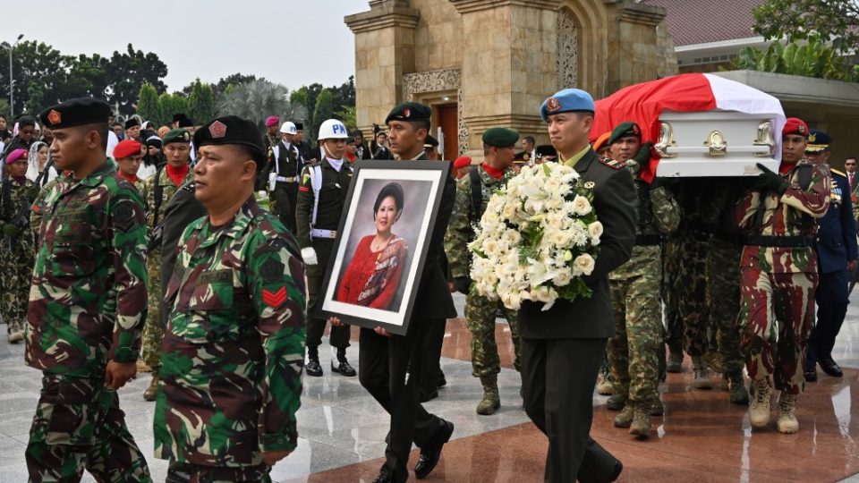 Soldiers carry the the casket of Ani Yudhoyono, wife of former Indonesian President Susilo Bambang Yudhoyono, during a funeral ceremony at Kalibata Heroes Cemetery in Jakarta on June 2, 2019.  Photo: Adek Berry / AFP