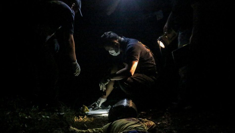 Police inspect a gun recovered during an anti-drug operation in Tondo, Manila. Photo: Basilio H. Sepe/ABS-CBN News