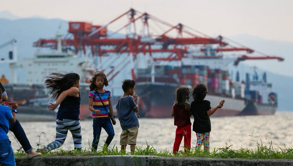 Children watch as MV Bavaria set sail for Canada carrying the trash illegally dumped in the Philippines years ago. (Photo: Jonathan Cellona/ABS-CBN News)