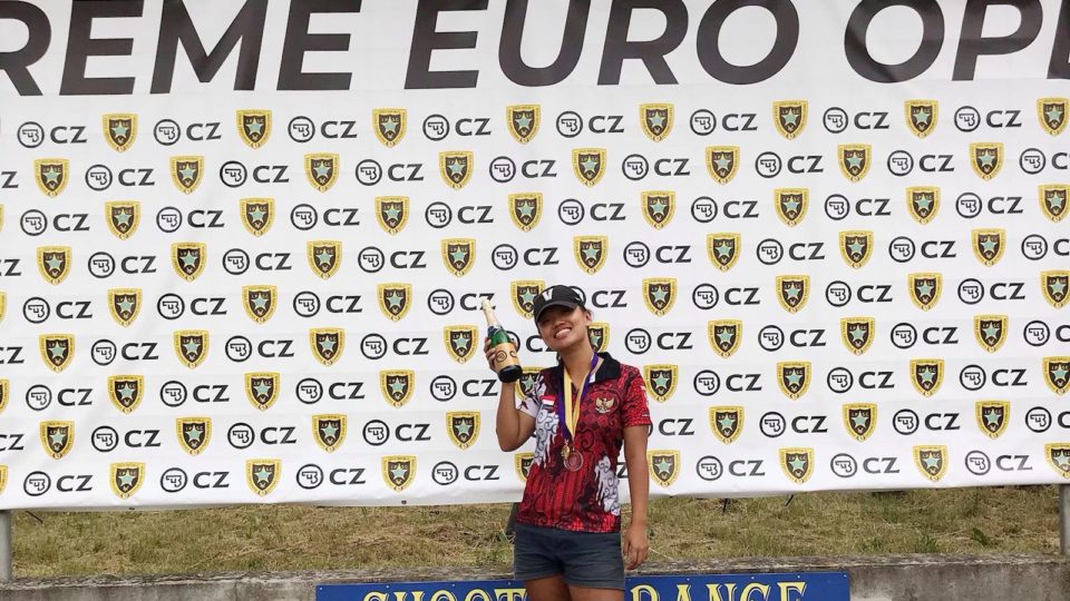 Sarah Ayu Tamaela, a young shooting athlete from Bali, won the Lady Open and Shoot Off categories at the 2019 CZ Exreme Euro Open. Photo: Humas Polda Bali / Facebook
