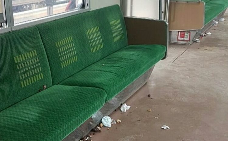 The floor of a KRL Commuterline train littered with trash. Photo: Instagram/@jktinfo