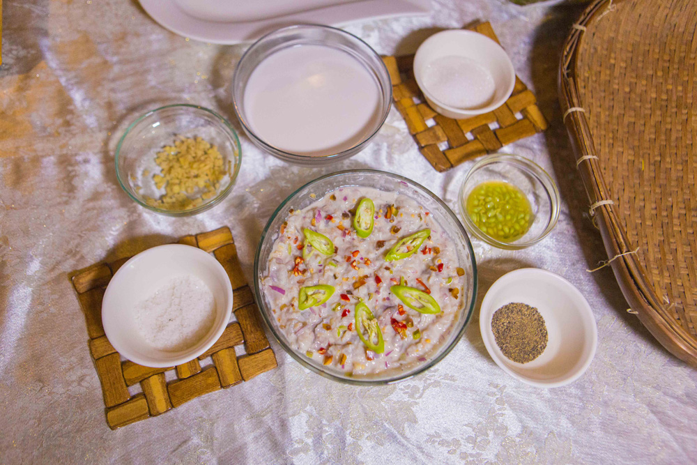 Kinilaw and its ingredients. (Photo: Jacques Manuntag/Coconuts)