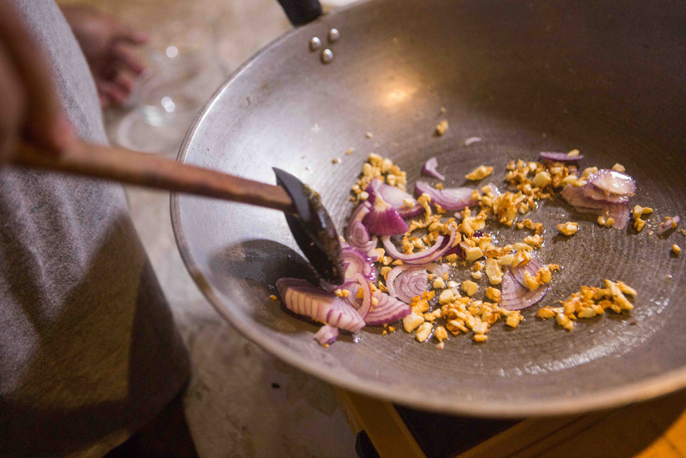 Sautéed garlic and red onion. (Photo: Jacques Manuntag/Coconuts)