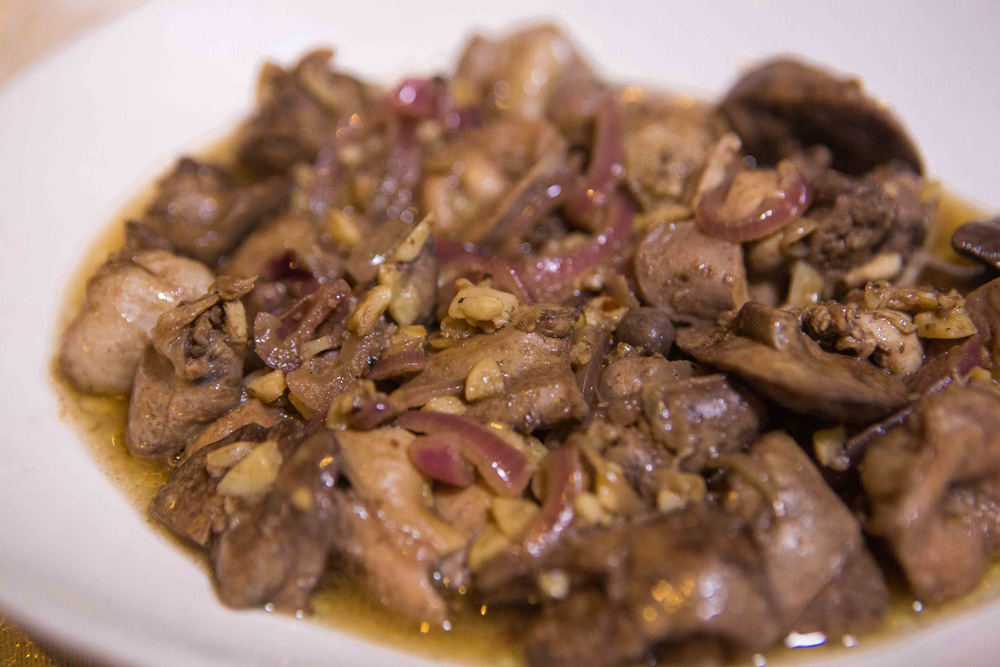 Adobong atay at balunbalunan. (Photo: Jacques Manuntag/Coconuts)