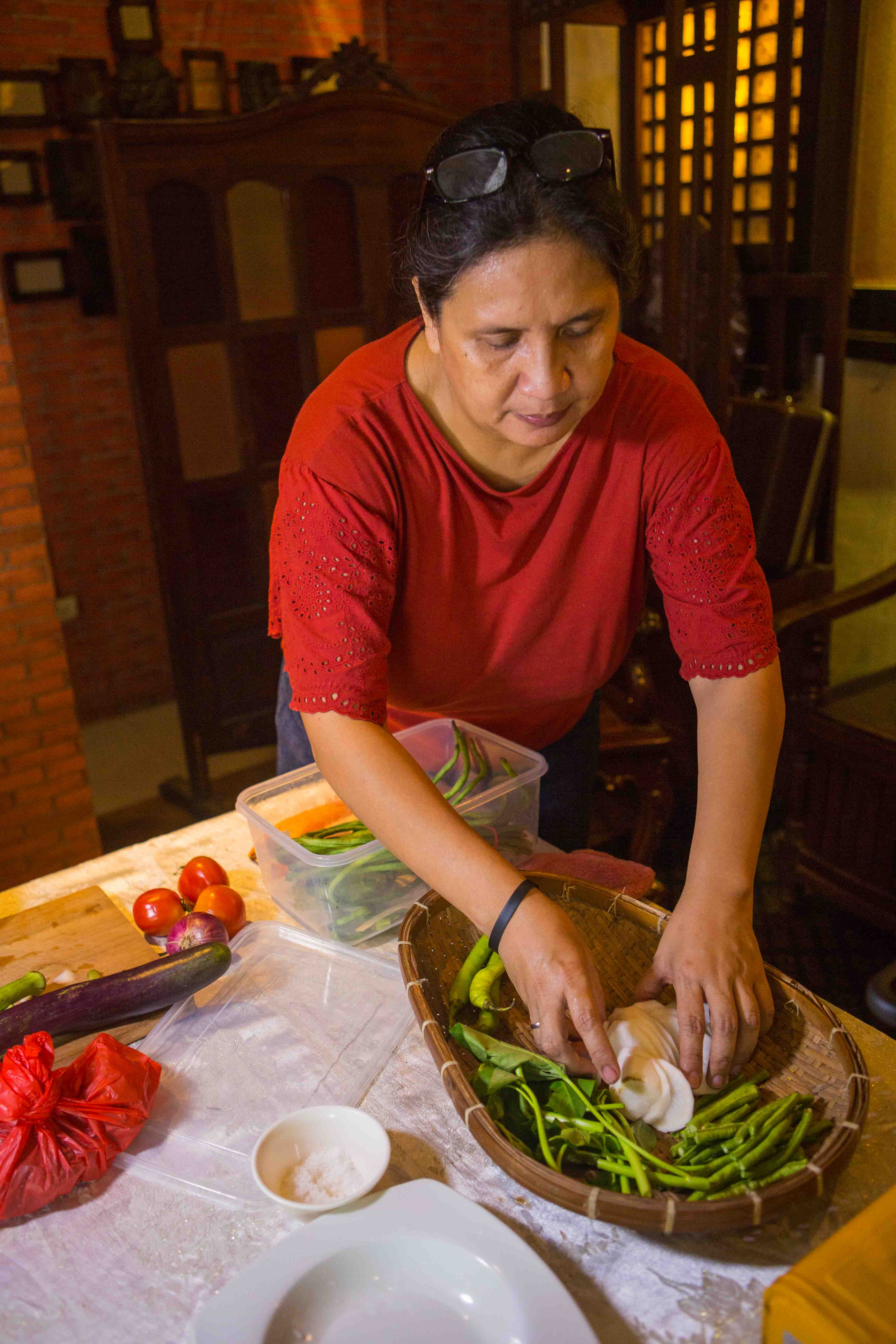 Rheeza preparing ingredients for the sinigang. (Photo: Jacques Manuntag/Coconuts)