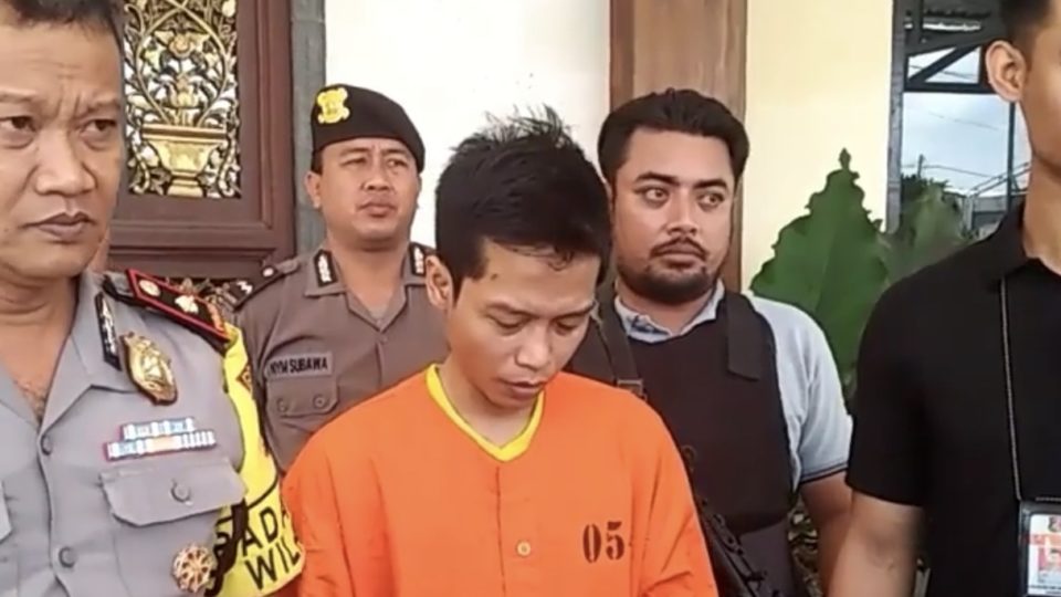 File photo of Adi Aprianto after he was arrested by the Bali Police. Photo : balipost_com / Instagram