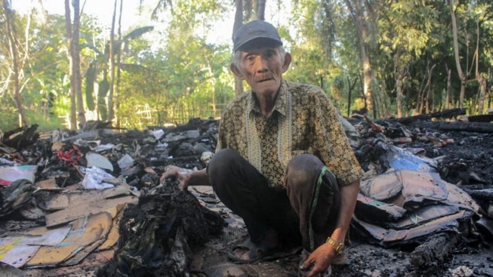 Kakek Arsyad, or Grandpa Arsyad, in the ruins of his house. Photo: Facebook/Abdul Qahar Al Asri