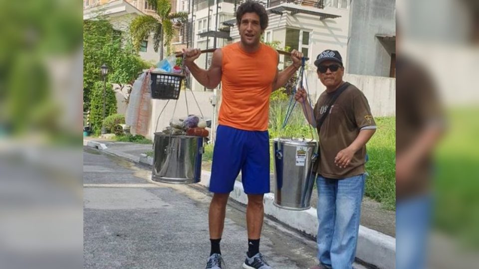 Nico Bolzico with the neighborhood taho vendor Henry Leonardo. Photo: Nico Bolzico/IG