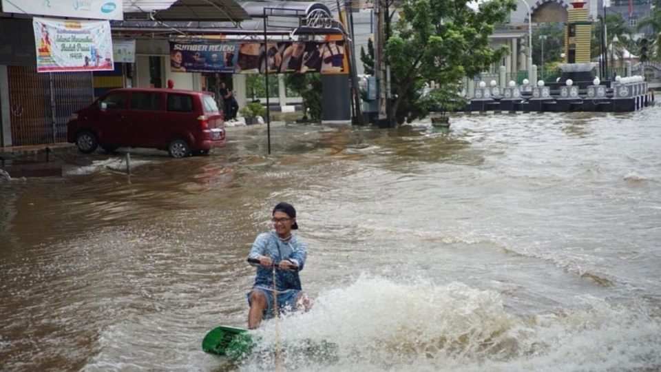 Flood sport: several youngsters in Samarinda made a viral video showing that the flooding was so bad that they could actually wakeboard on the streets of the East Kalimantan capital. Photo: Instagram/@fhri_ramadhan7