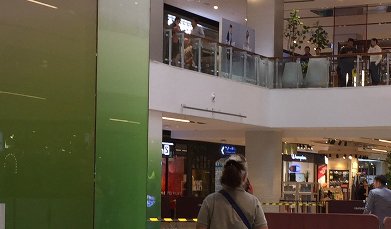An image purporting to show the scene of a fatal fall inside Bangkok’s CentralWorld shopping mall just after noon on Tuesday. Image: @Tuiduii / Twitter